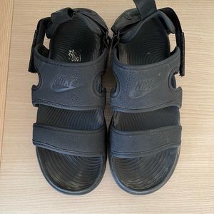 Nike Women's Owaysis Sandal. Size S.